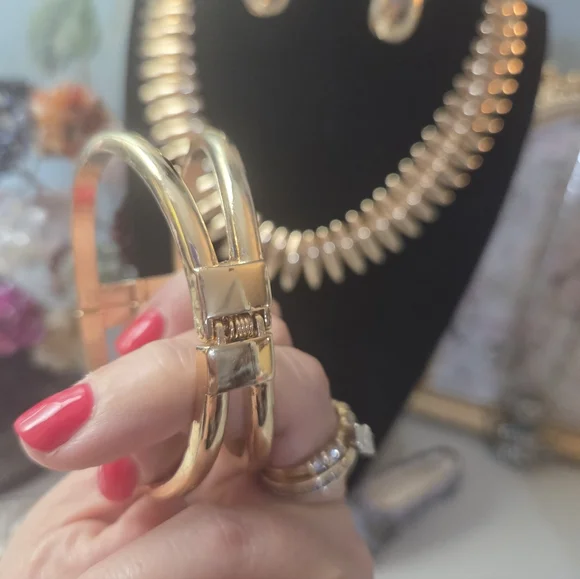 Gold-Tone Statement Jewelry Set - Picture 4 of 6